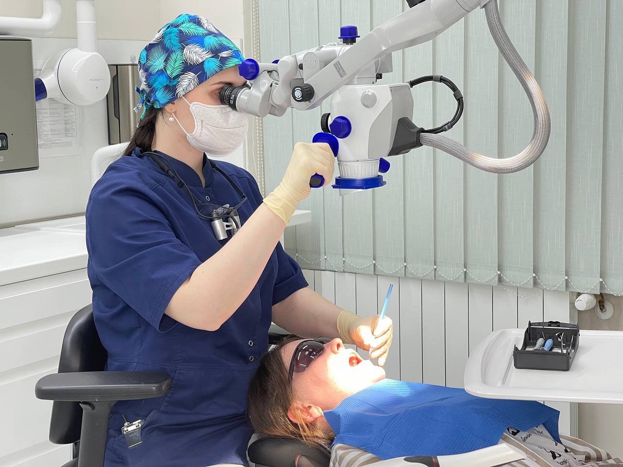 Prosthetic teeth using a microscope.